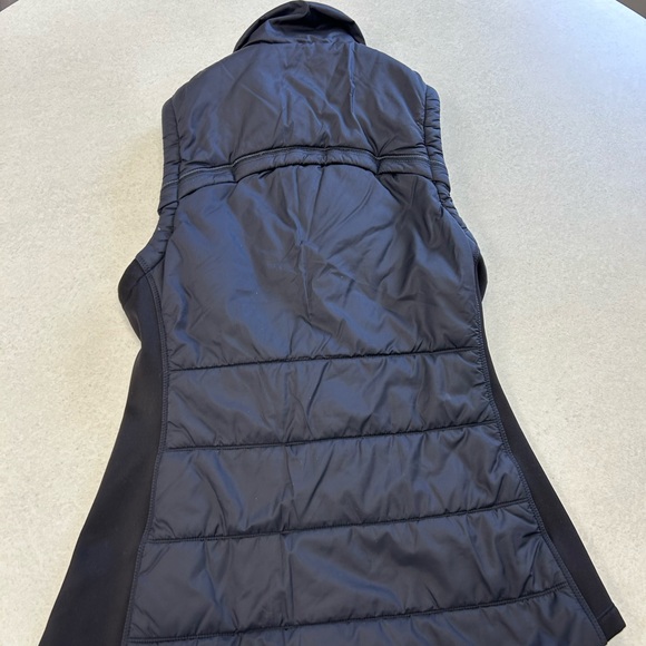 Black women’s Athleta vest in size SP. Great for runners - Picture 4 of 6